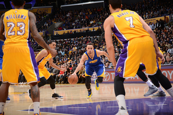 НБА: Кари се повредио у тријумфу над Лејкерсима, Вилијамс тројком уз звук сирене донео победу Даласу